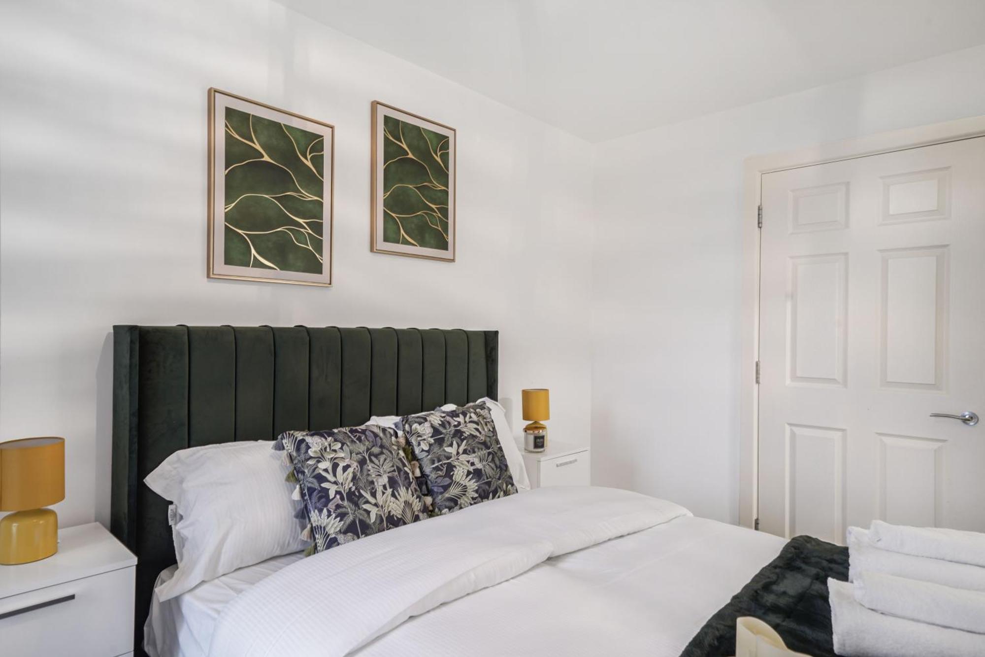 Modern Apartments With Free Parking Near Heathrow كولنبروك المظهر الخارجي الصورة