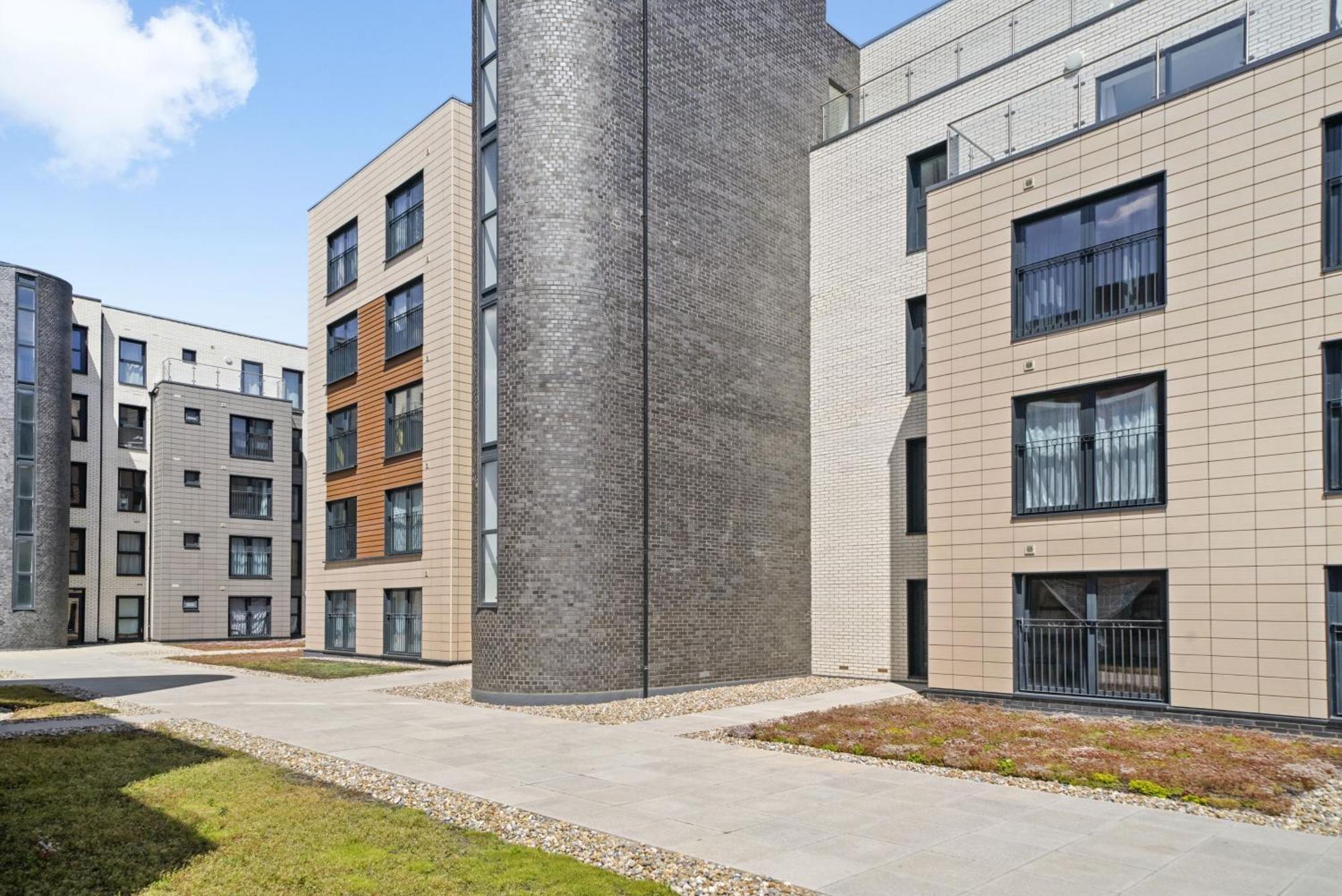 Modern Apartments With Free Parking Near Heathrow كولنبروك المظهر الخارجي الصورة