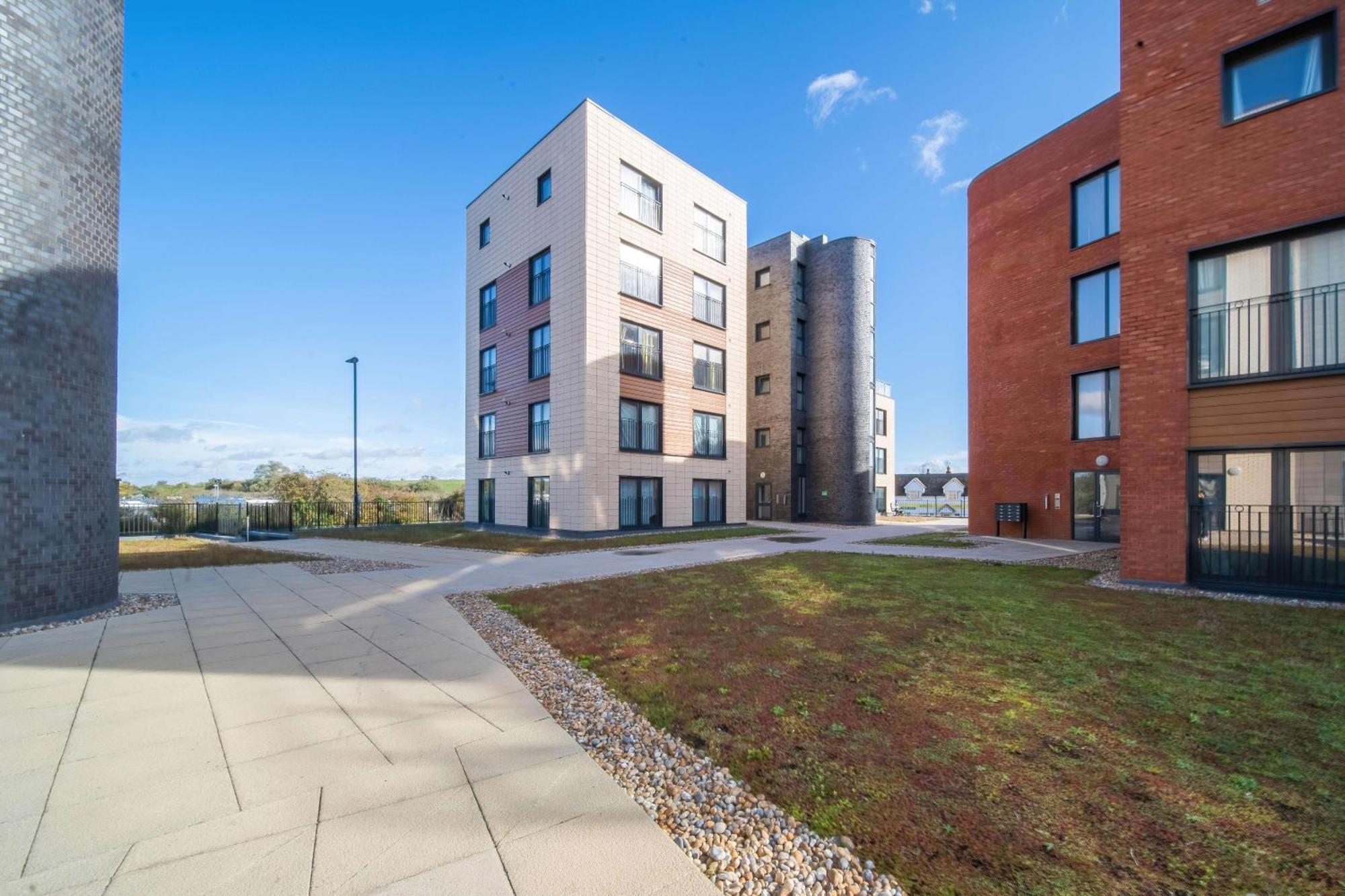 Modern Apartments With Free Parking Near Heathrow كولنبروك المظهر الخارجي الصورة