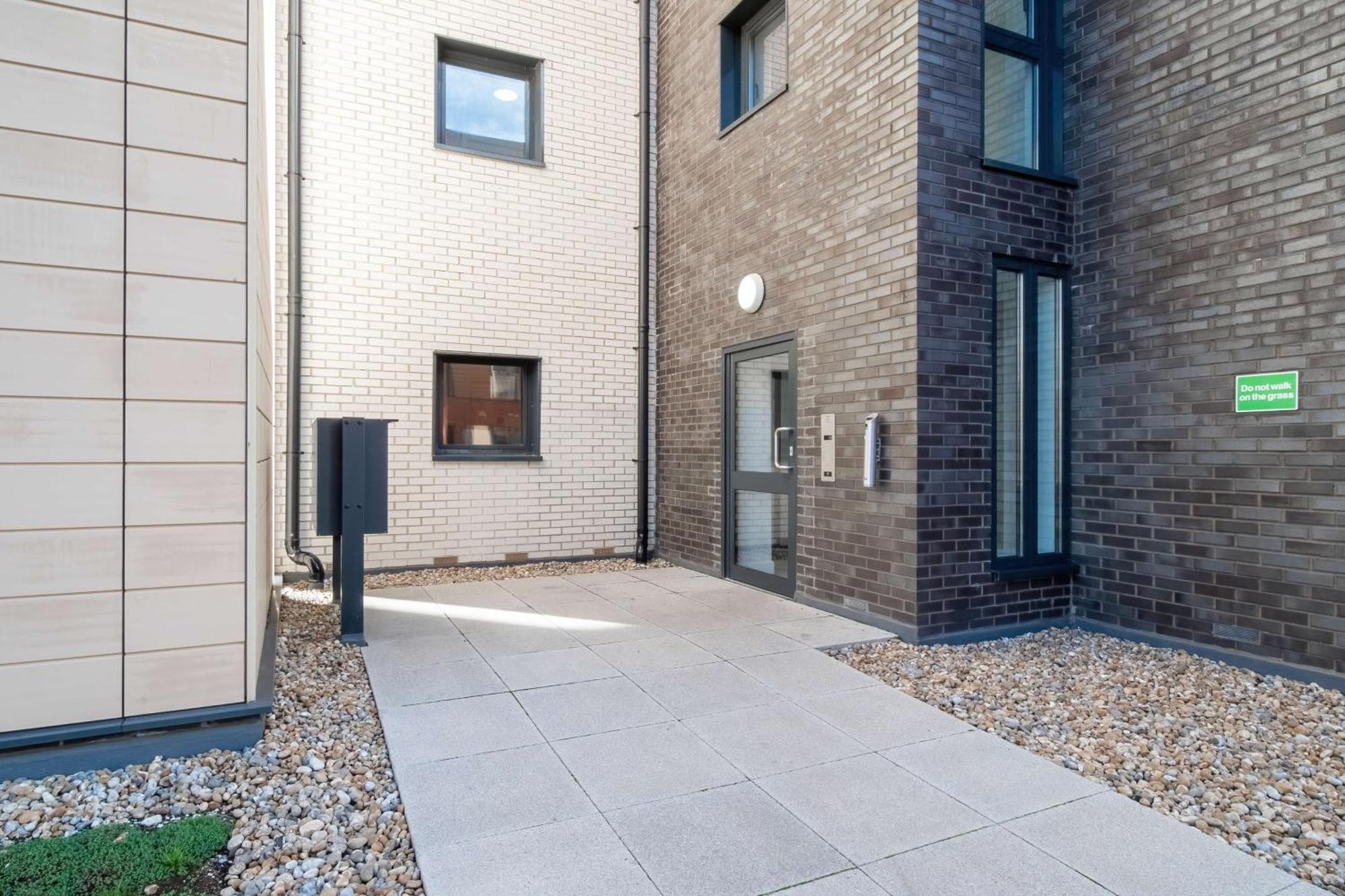 Modern Apartments With Free Parking Near Heathrow كولنبروك المظهر الخارجي الصورة
