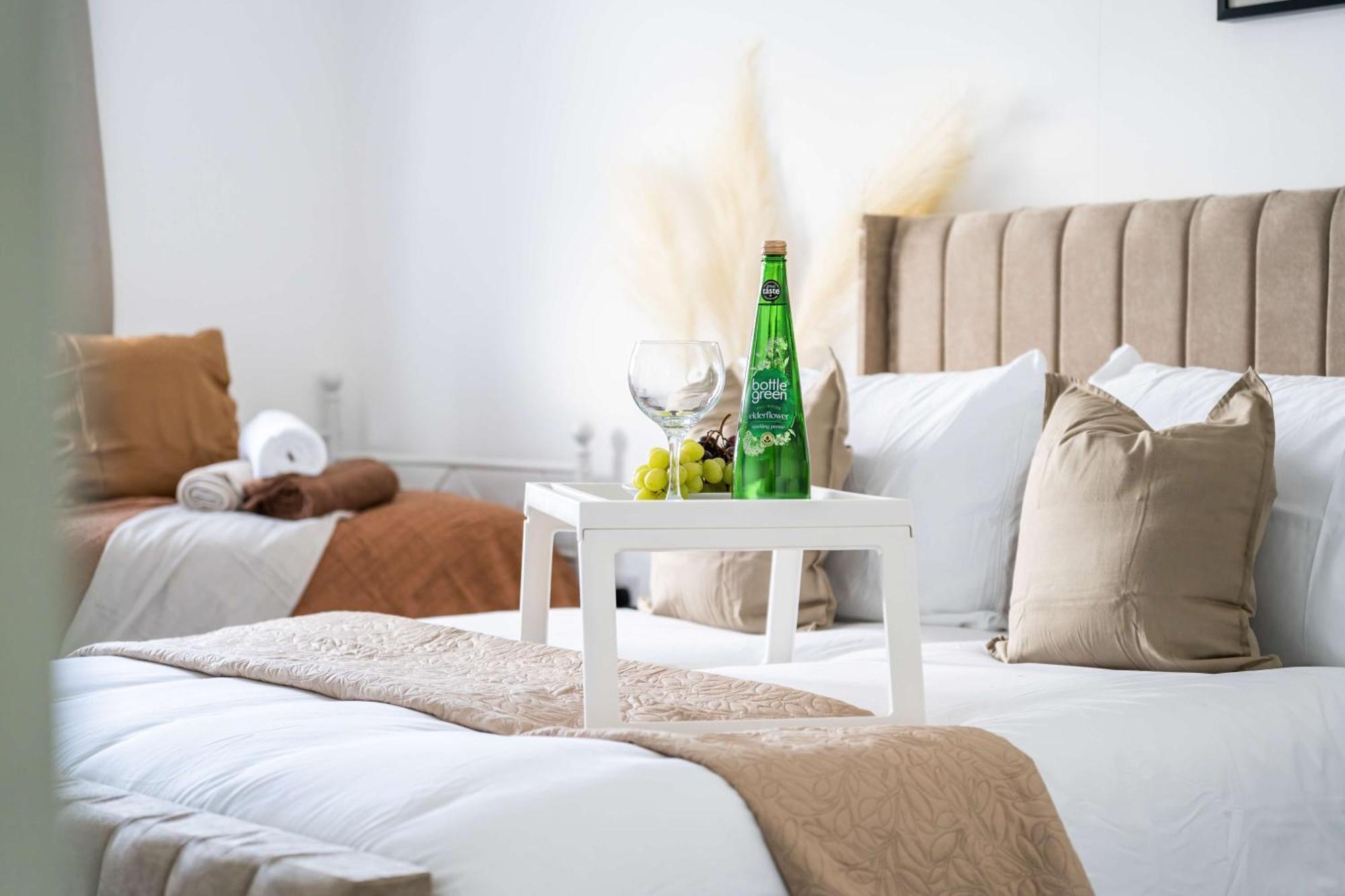 Modern Apartments With Free Parking Near Heathrow كولنبروك المظهر الخارجي الصورة
