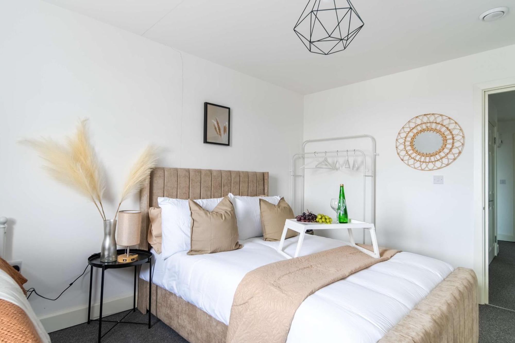 Modern Apartments With Free Parking Near Heathrow كولنبروك المظهر الخارجي الصورة