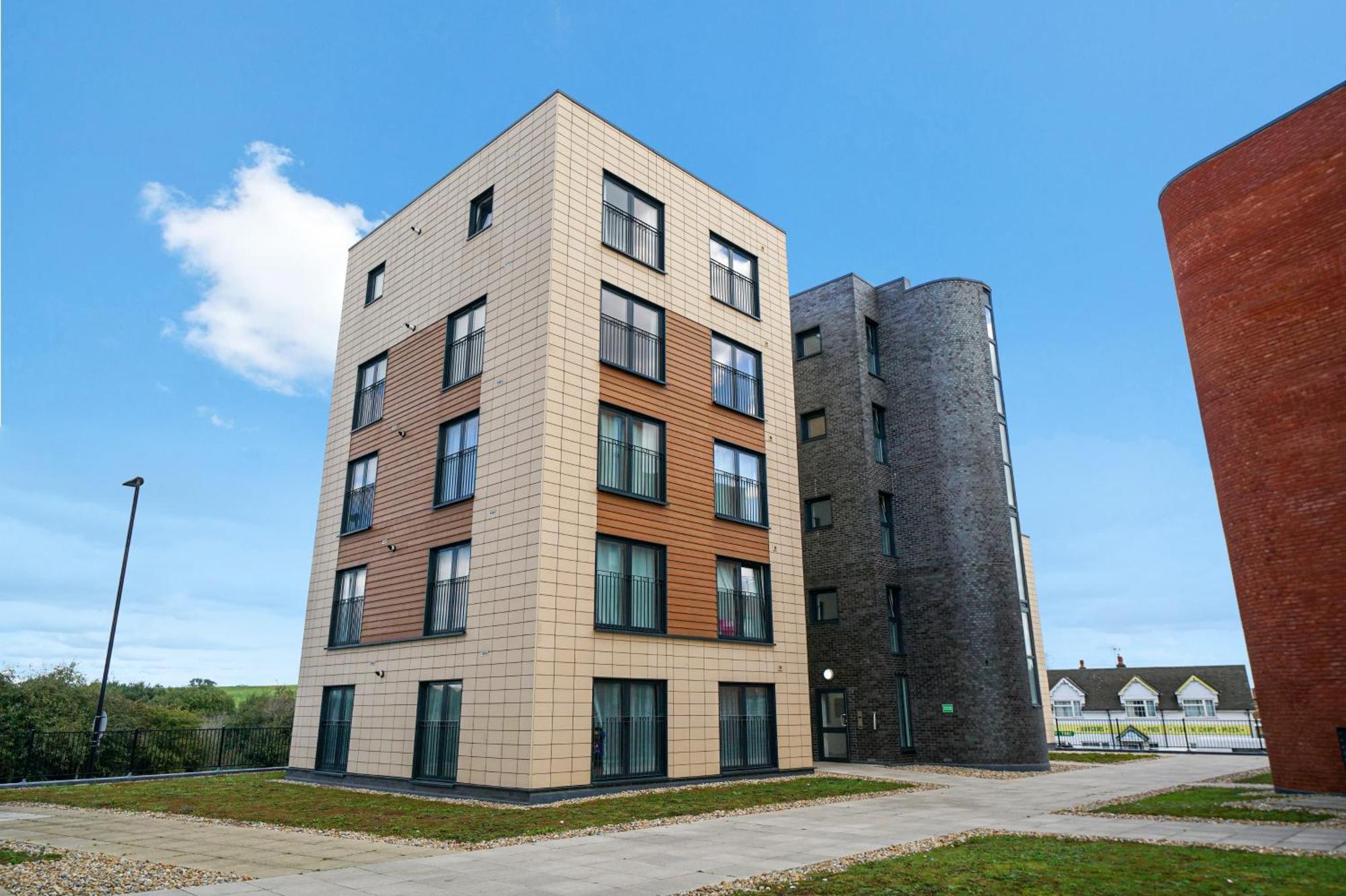 Modern Apartments With Free Parking Near Heathrow كولنبروك المظهر الخارجي الصورة